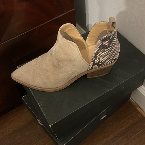 Women’s tan boots - Picture 2 of 3